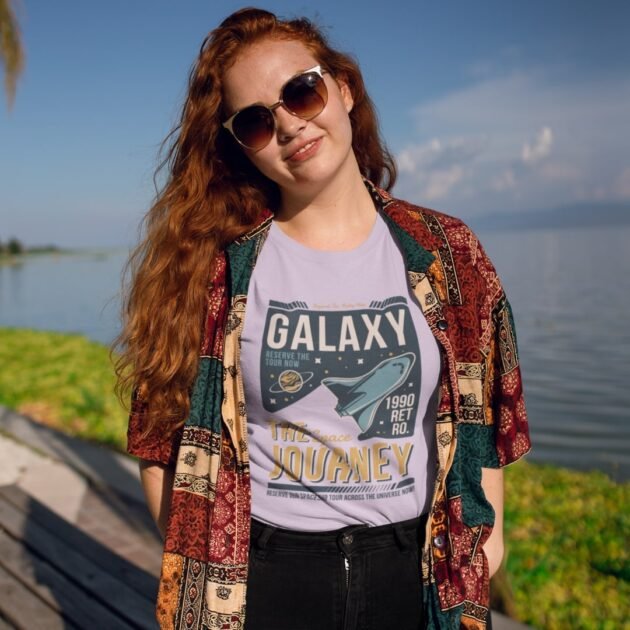 Camiseta Cartaz Vintage Retro Galaxy The Space Journey - Imagem 2